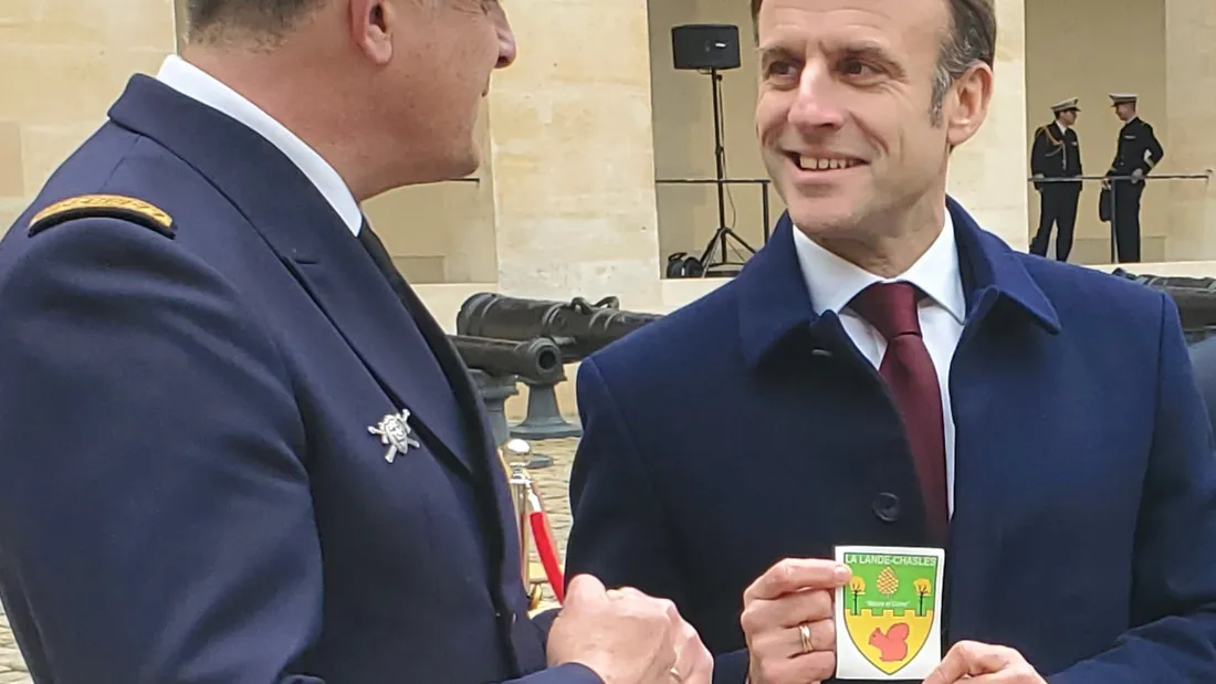 Emmanuel Macron avec le maire de La Lande-Chasles, Jean Christophe Rouxel