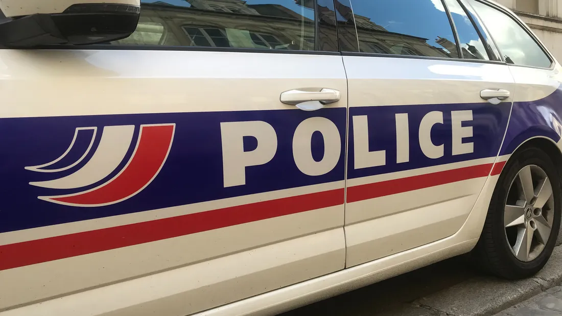 Un véhicule de police