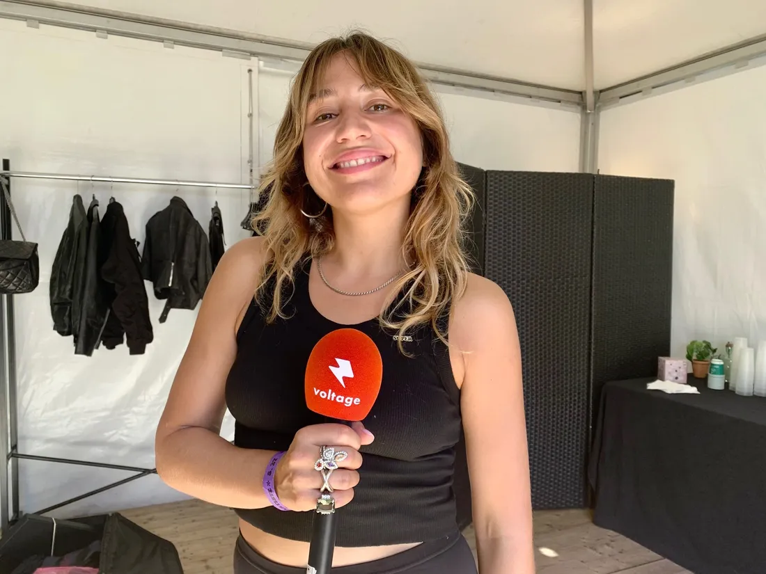 Izïa au micro de Voltage lors du festival Rock en Seine 2022.