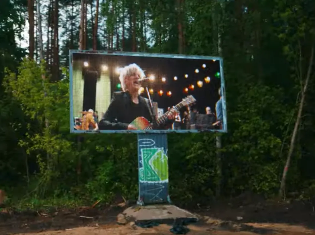 Nicola Sirkis dans le clip "Le Chant des cygnes" d'Indochine.