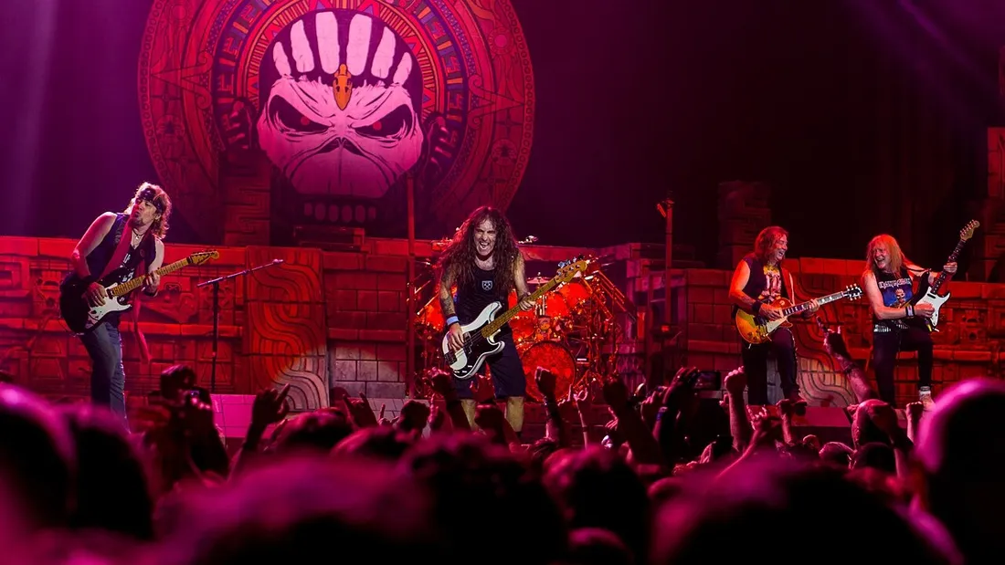 Iron Maiden en concert à l'O2 Arena en 2017.