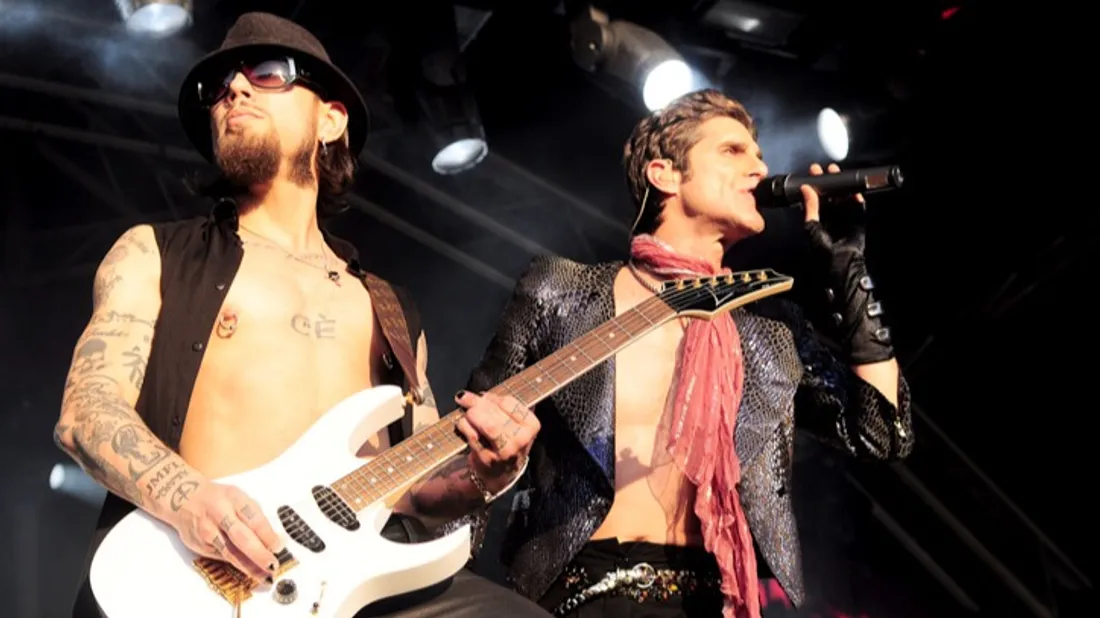 Dave Navarro et Perry Farrell en viennent aux mains lors d'un concert de Jane’s Addiction.