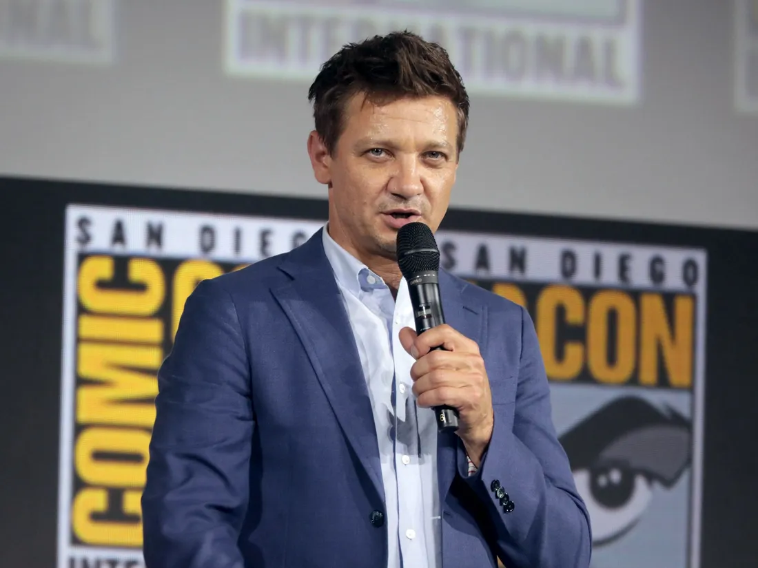 Jeremy Renner retrouve les tournages, un an après son accident