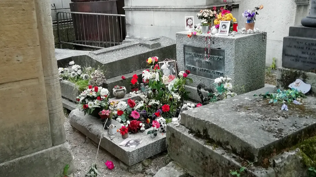 Jim Morrison est enterré au cimetière du Père Lachaise à Paris.