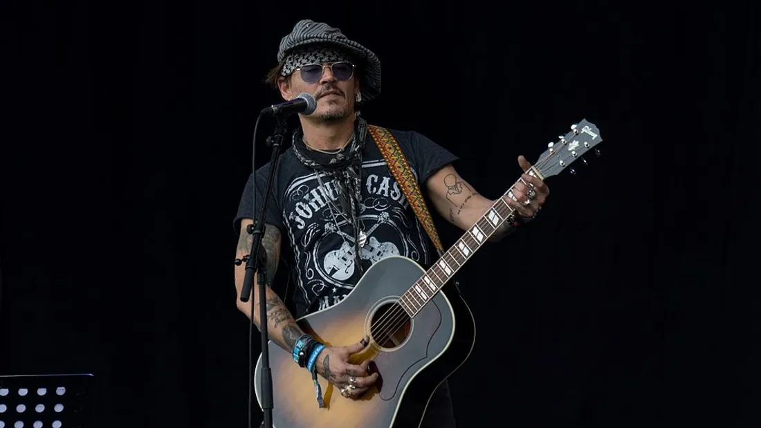 Johnny Depp sur scène à Glastonbury en 2017.