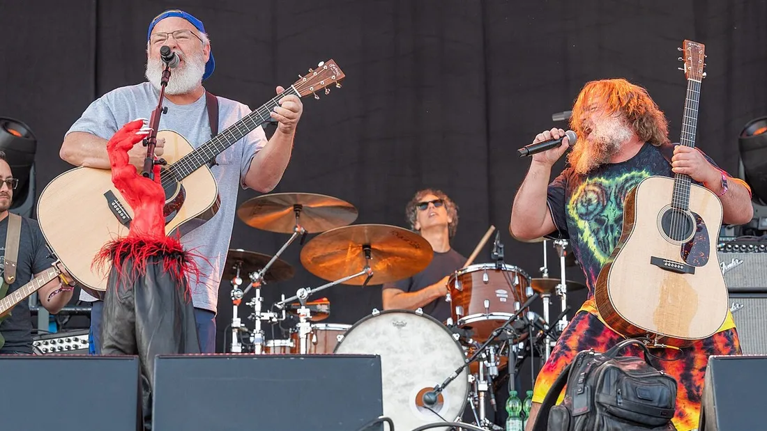 Kyle Glass et Jack Black en concert avec Tenacious D