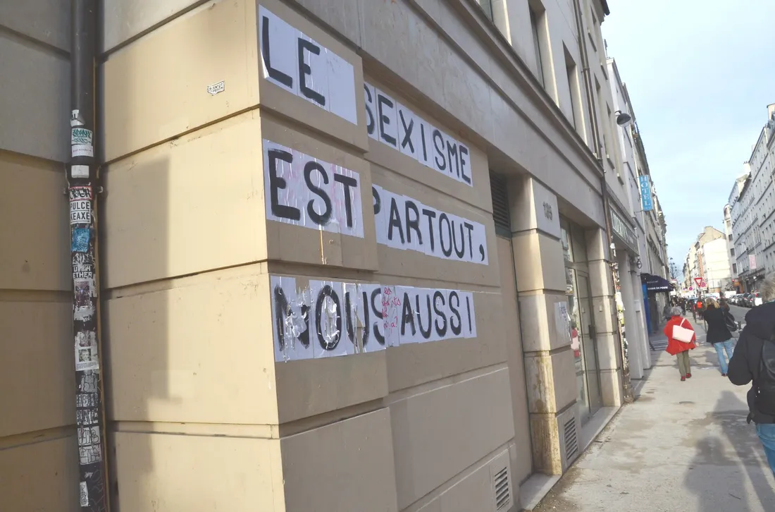 Un collage rue St Maur, dans le 10e arrondissement de Paris.