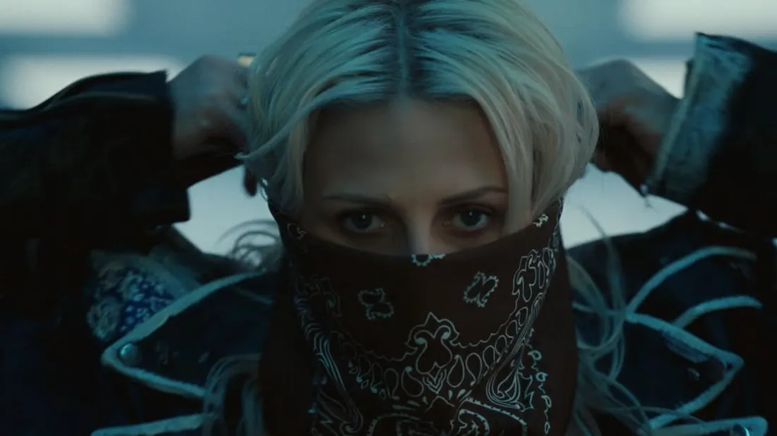Emily Armstrong dans le clip de "Up From The Bottom" de Linkin Park.