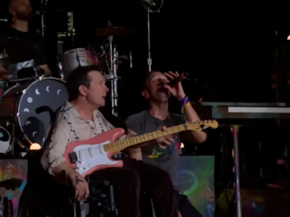 Michael J. Fox et Chris Martin sur la scène du festival de Glastonbury.
