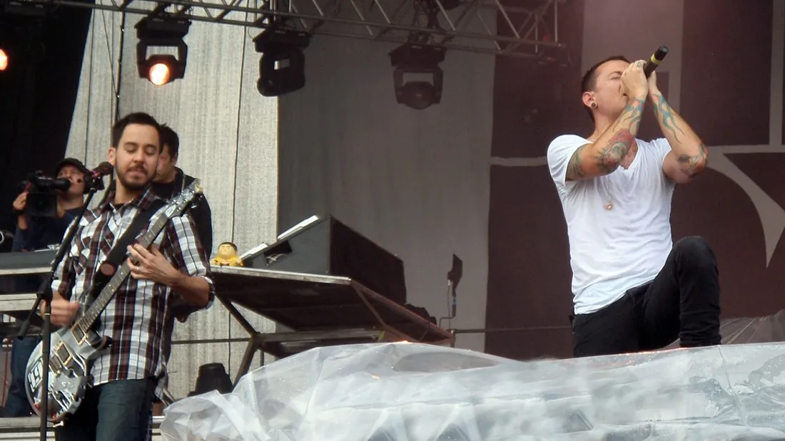 Mike Shinoda et Chester Bennighton lors d'un concert de Linkin Park en 2009.