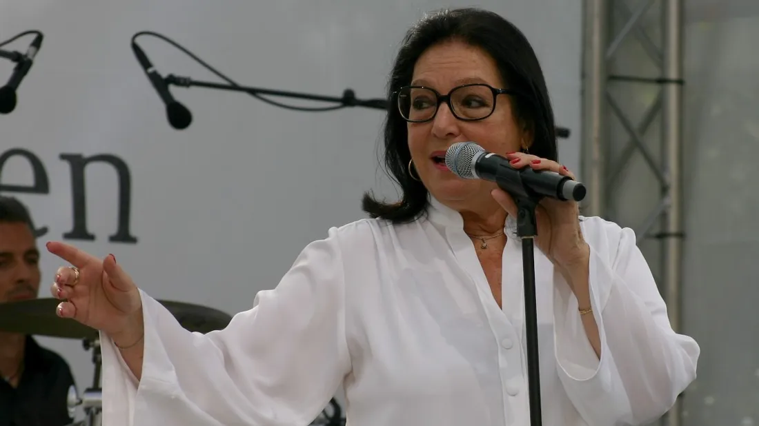 Un tube de Nana Mouskouri connait une seconde jeunesse grâce à Netflix.