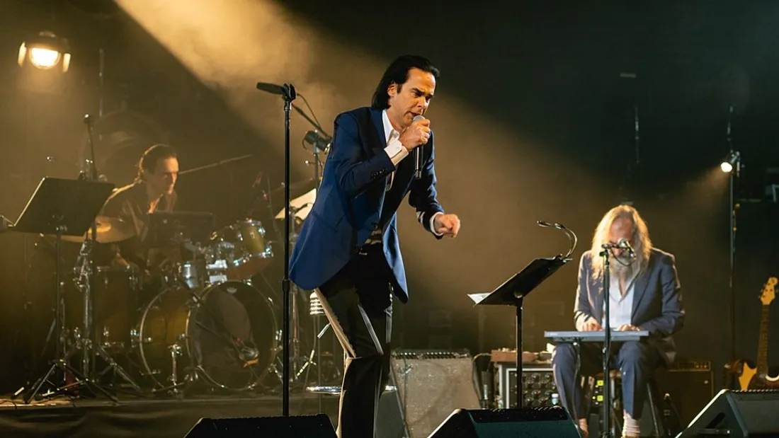 « Rangez vos téléphones ! » : Nick Cave s’agace (gentiment) sur scène