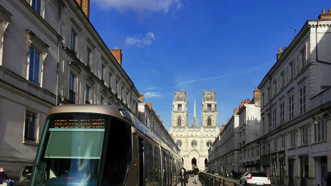 Un tramway rue Jeanne d'Arc à Orléans.