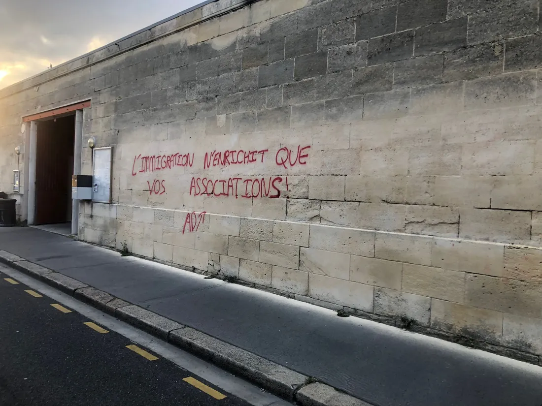 Tags racistes ces derniers jours inscrits sur le mur de l'association ASTI à Bordeaux
