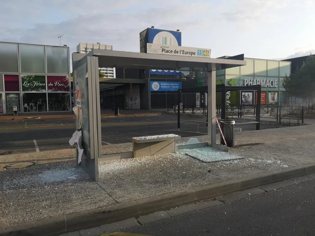Des abris bus ont été détruit, quartier Grand Parc, à Bordeaux