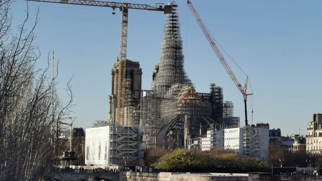 La flèche de Notre-Dame de Paris sous les échafaudages