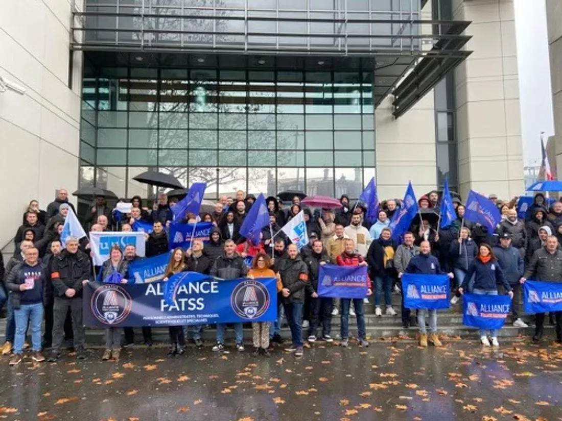 Mobilisation des policiers à Bordeaux devant l'hôtel de Police