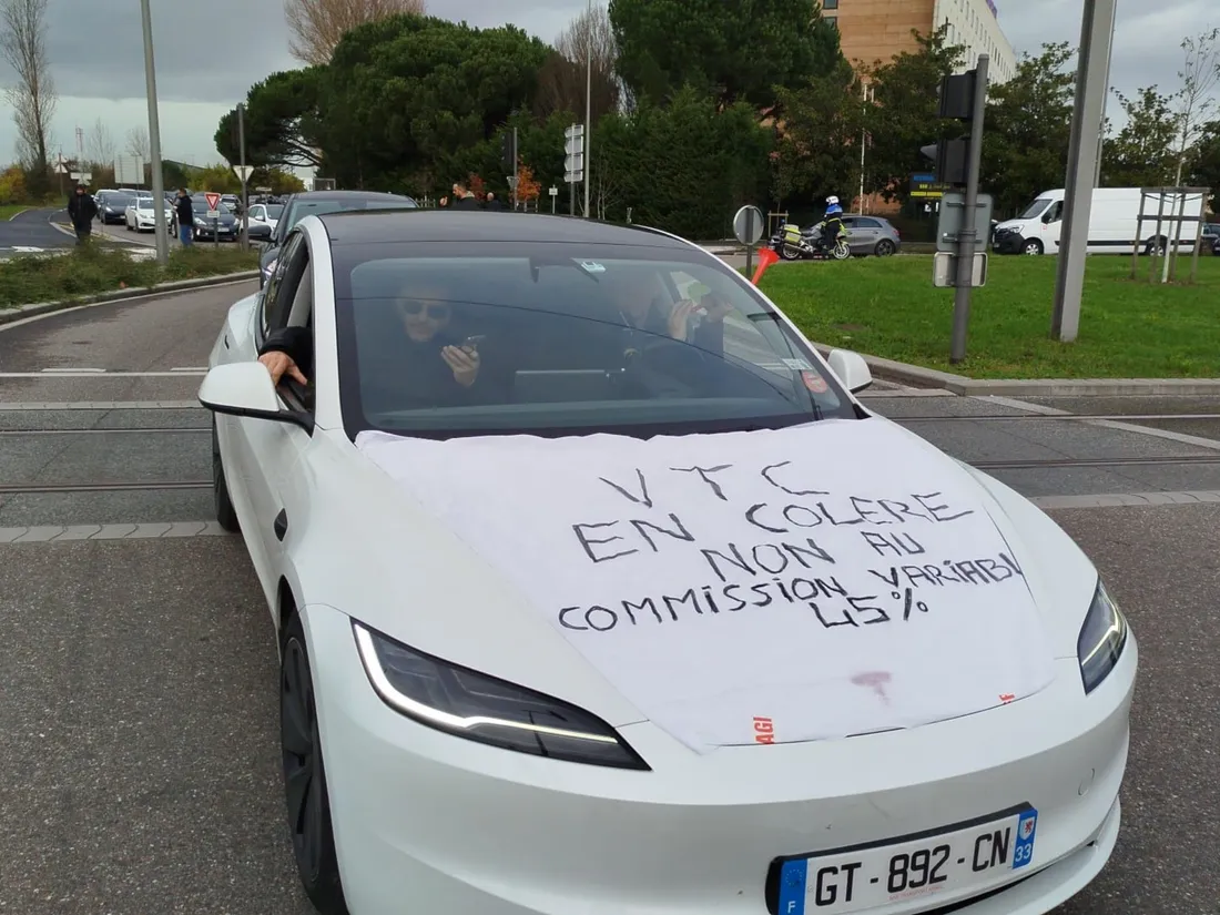 Les VTC mobilisés devant l'aéroport de Bordeaux Mérignac