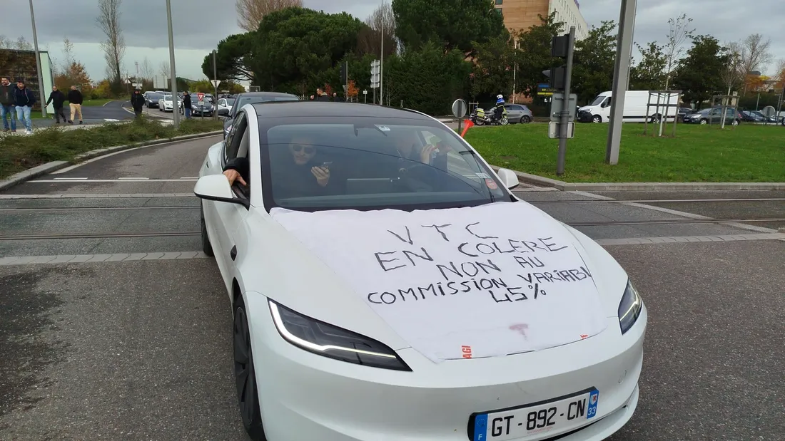 Les VTC mobilisés devant l'aéroport de Bordeaux Mérignac