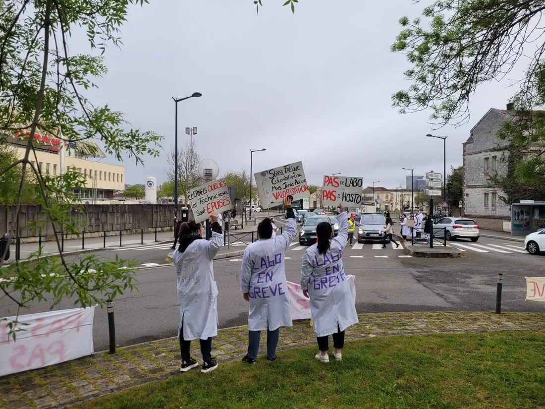 Les salariés du service biologie du CHU de Bordeaux manifestent