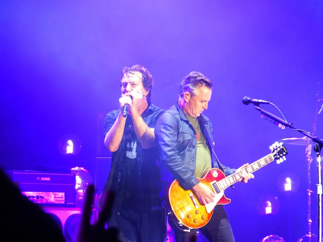 Mike McCready et Eddie Vedder en concert avec Pearl Jam.