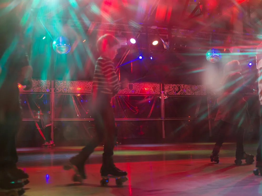 Une Roller Party s'organise sous le grand hall de l'hippodrome de Vincennes.
