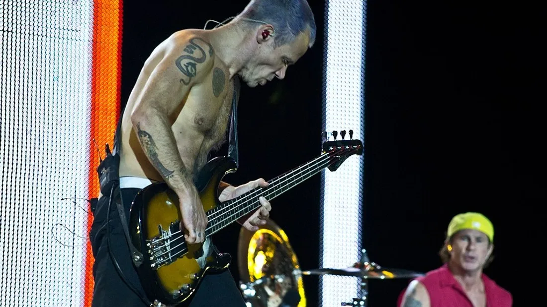 Flea en concert avec les Red Hot chili Peppers à Rio en 2012.