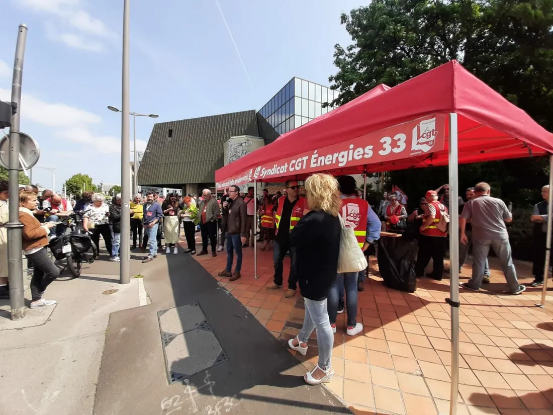 Rassemblement de la CGT devant le commissariat de Bordeaux