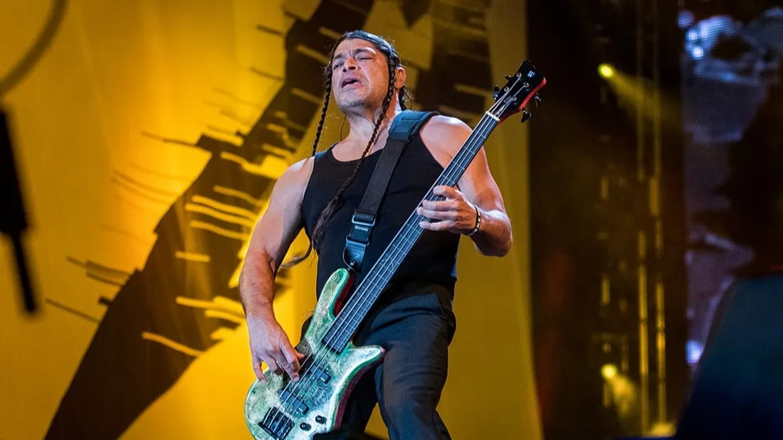 Robert Trujillo, le bassiste de Metallica en concert.