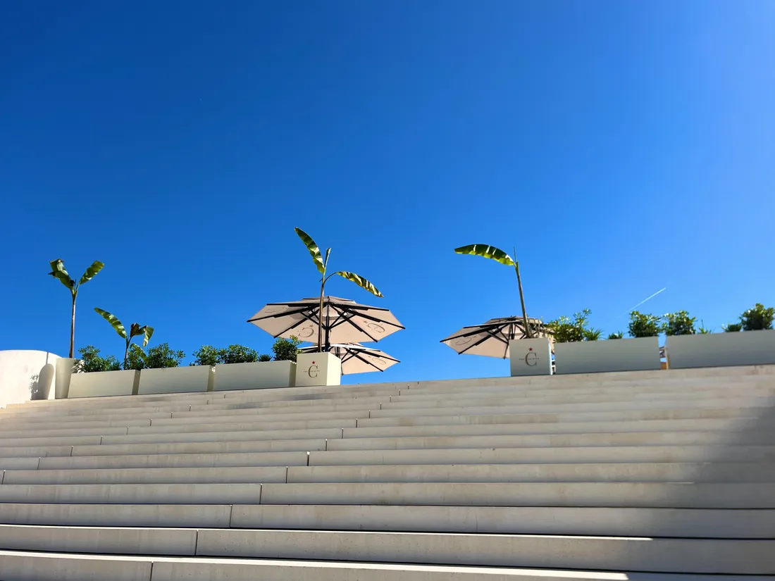 Quelques marches à gravir pour rejoindre le toit-terrasse de The C Spirits