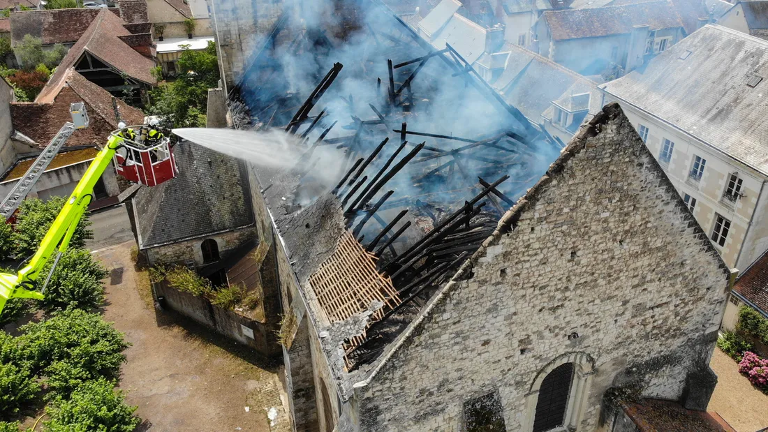Indre-et-Loire : l’église de Descartes ravagée par les flammes (PHOTOS)