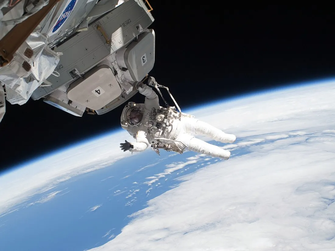 L'astronaute Nicholas Patrick dans l'espace en 2010.