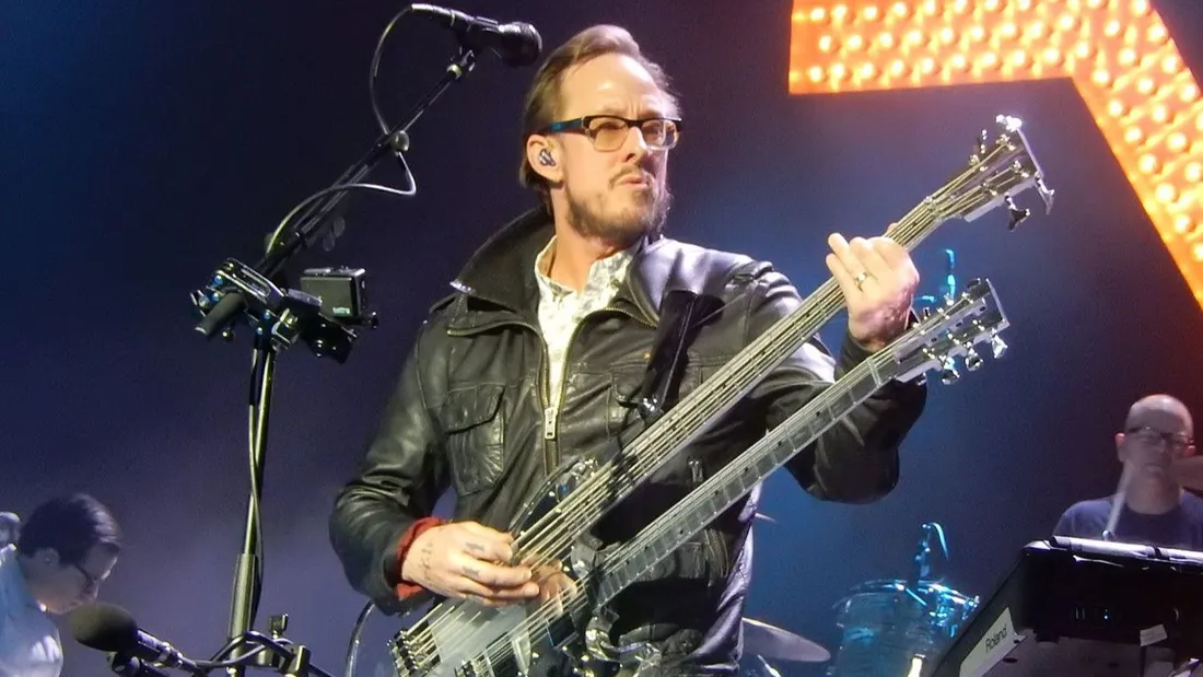Scott Shriner, le bassiste de Weezer, était absent quand la police a débarqué chez lui, le 9 avril.