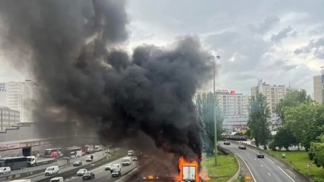 Porte de Bagnolet : Le périphérique intérieur fermé en raison d'un poids lourd en feu