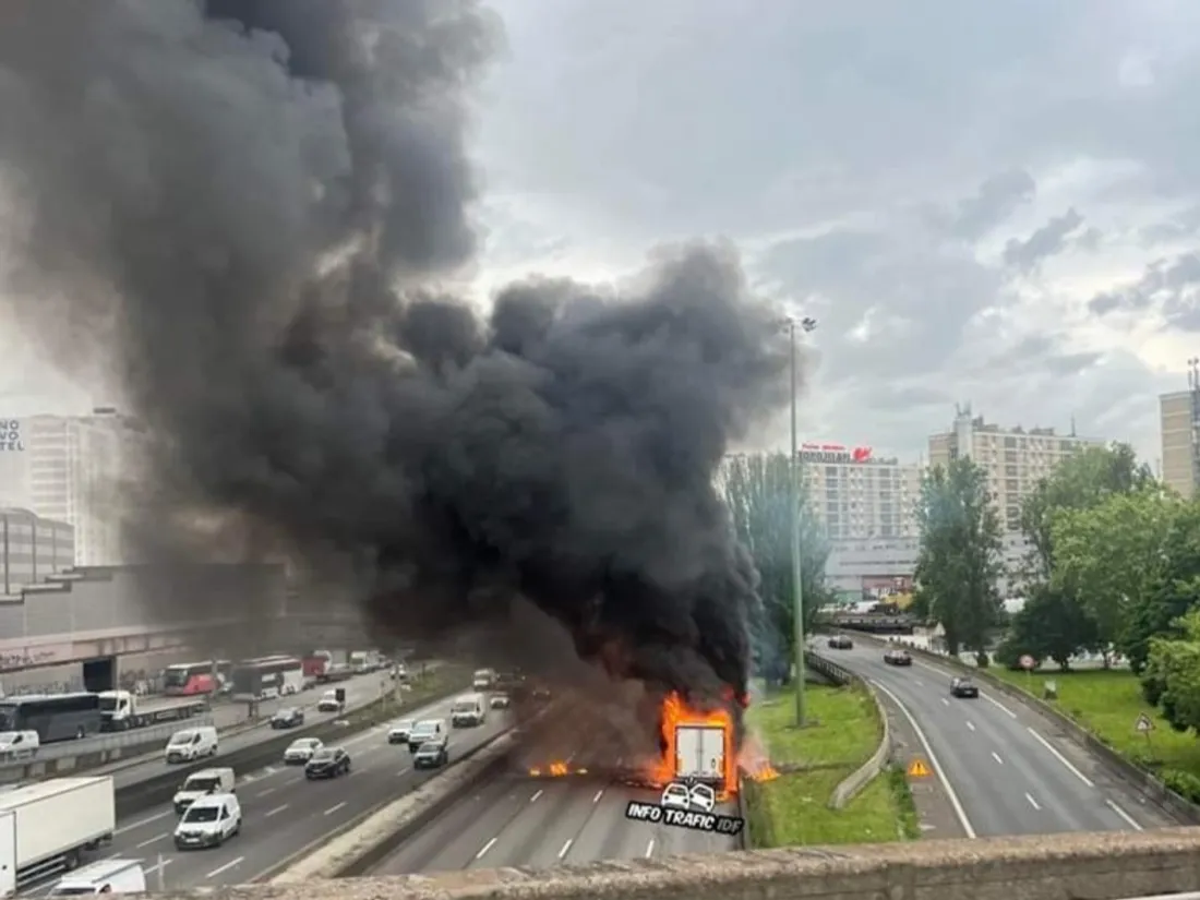 Porte de Bagnolet : Le périphérique intérieur fermé en raison d'un poids lourd en feu