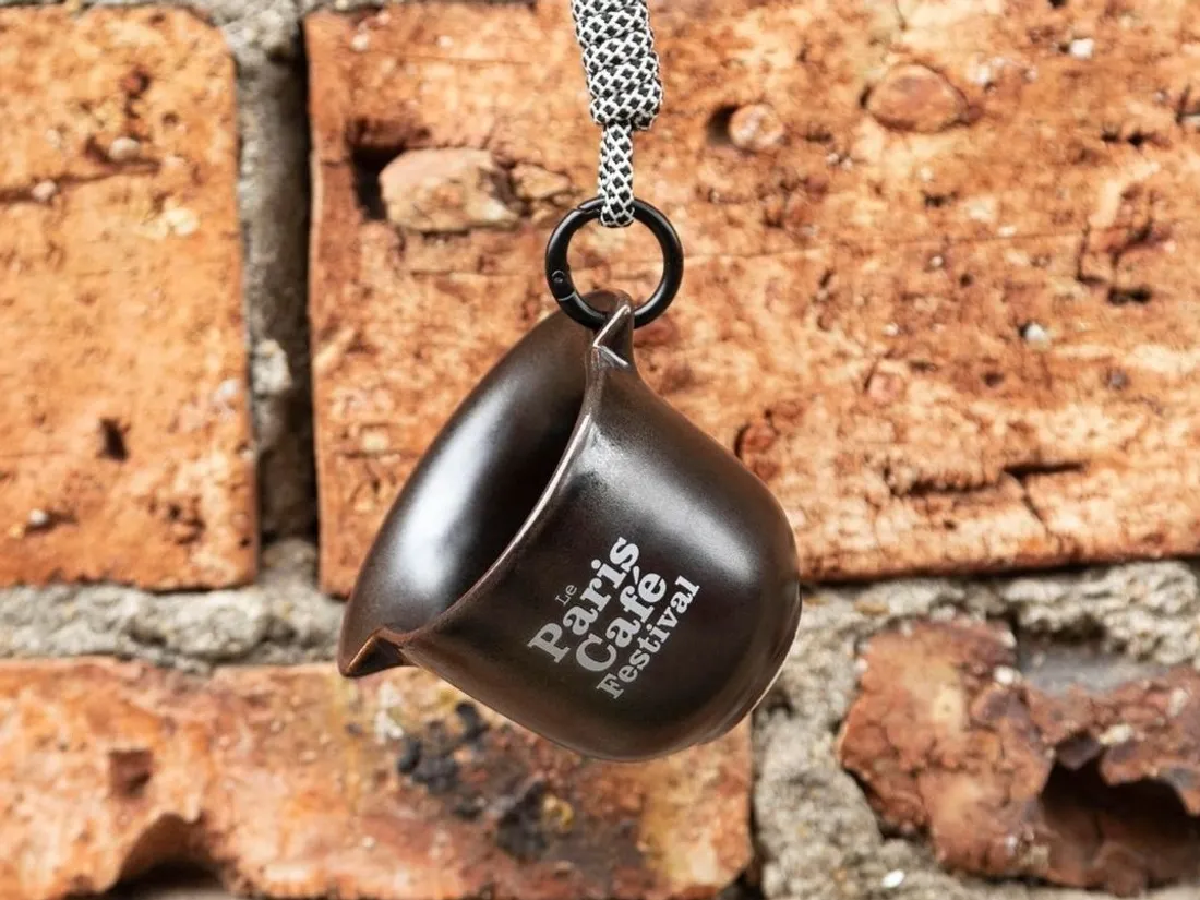 Du café, des vêtements contre une carte-cadeau et un tour au Père Lachaise