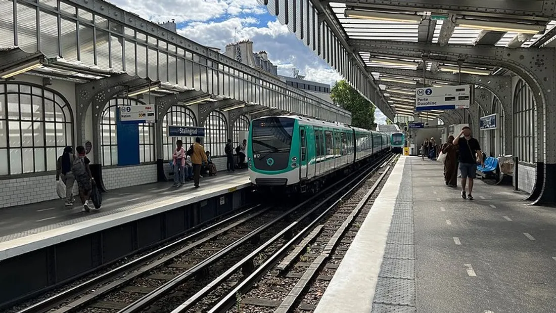 Un métro sur la ligne 2