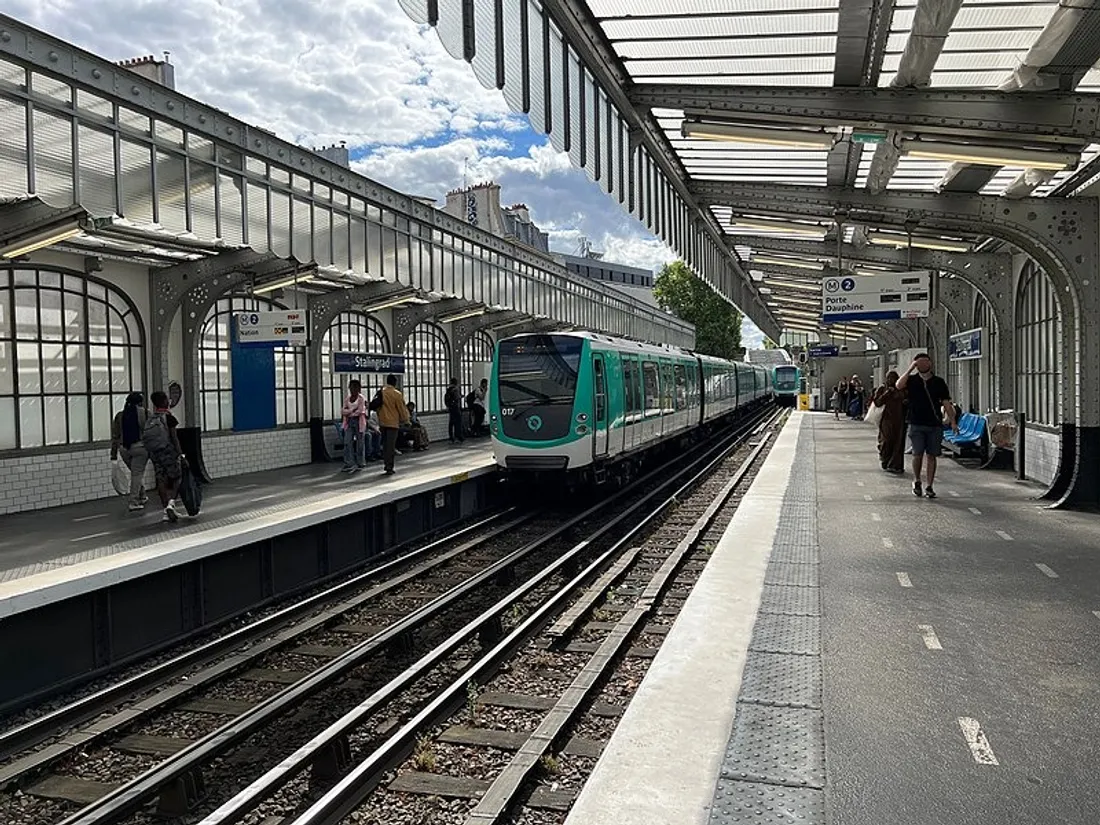 Un métro sur la ligne 2