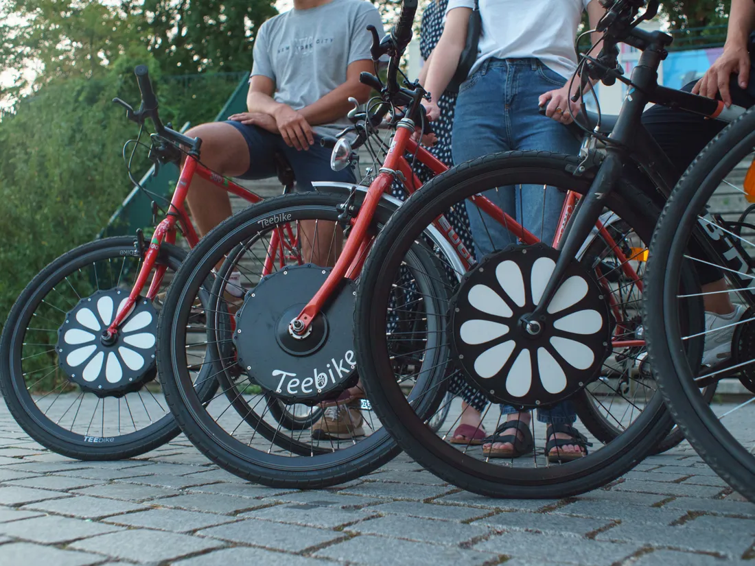 Des vélos transformés en électriques grâce à la roue Teebike.