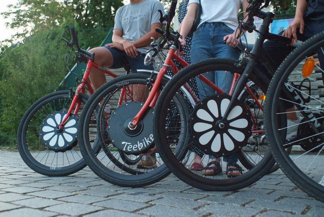 Des vélos transformés en électriques grâce à la roue Teebike.