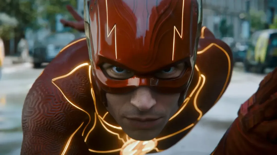 Ezra Miller est The Flash.
