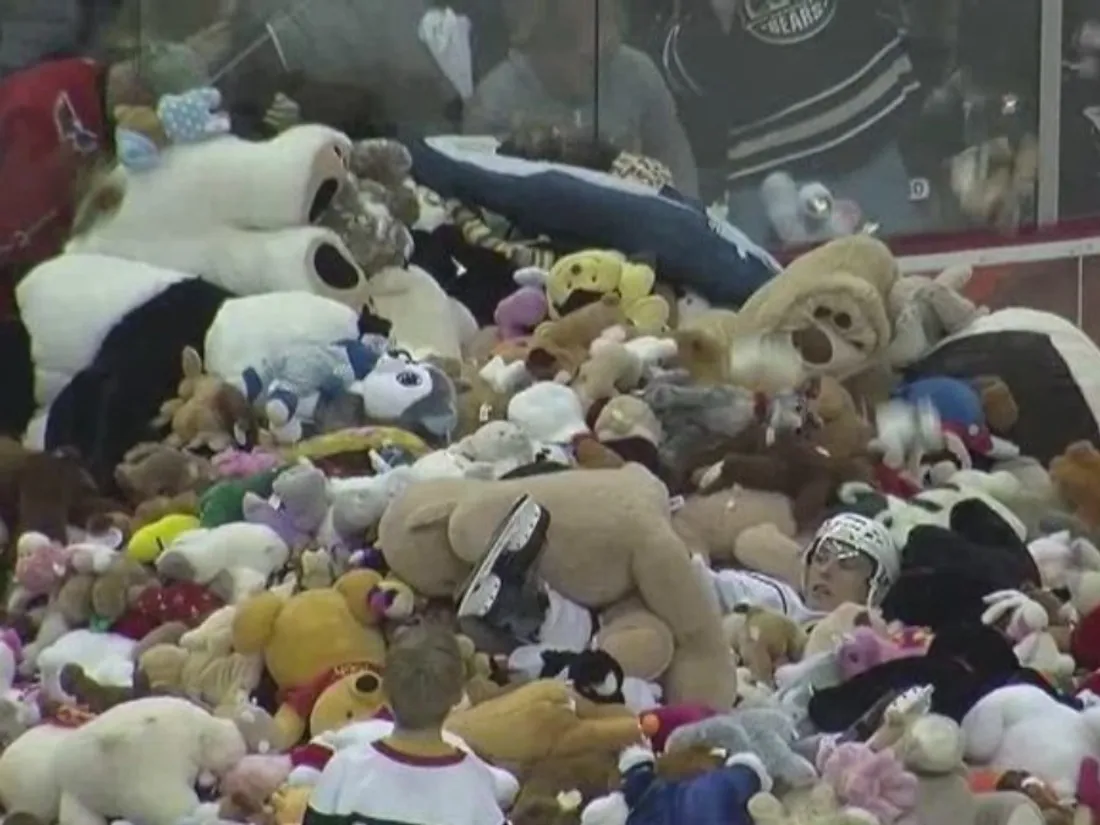 Quand le terrain est entièrement envahi par les peluches du "Teddy Bears Toss"