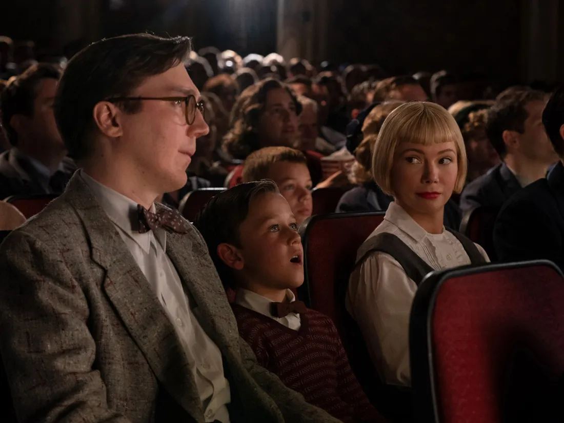 Paul Dano, Mateo Zoryon Francis-DeFord et Michelle Williams dans The Fabelmans de Steven Spielberg. 