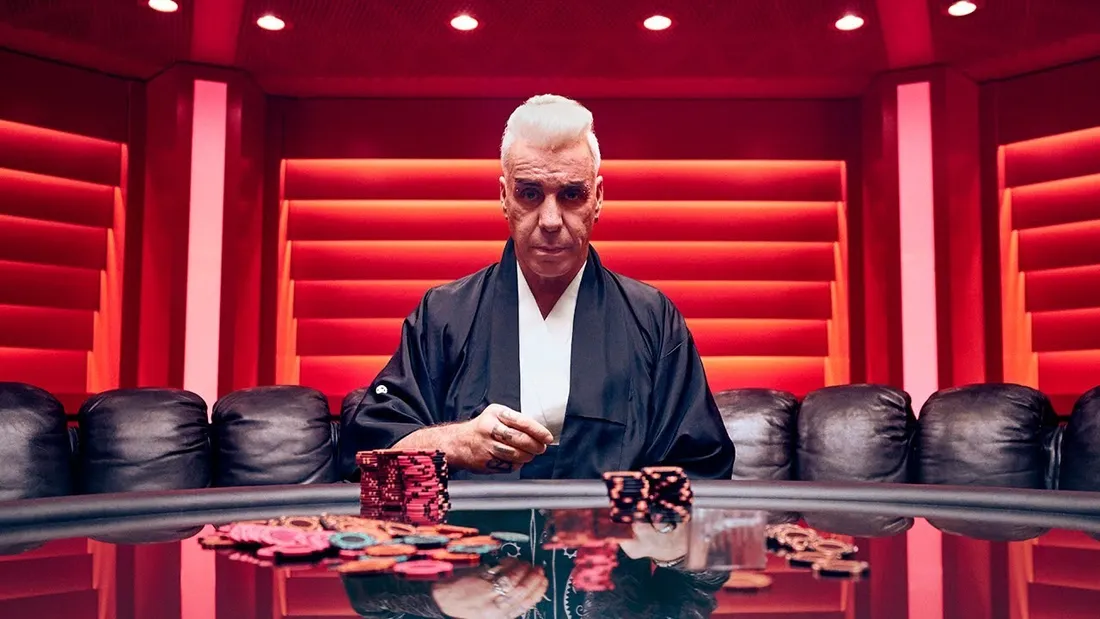 Till Lindemann de Rammstein multiplie les rôles dans une pub délirante pour le poker.
