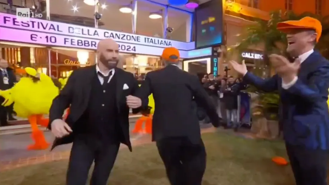 John Travolta fait la danse des canards au festival de Sanremo (vidéo).