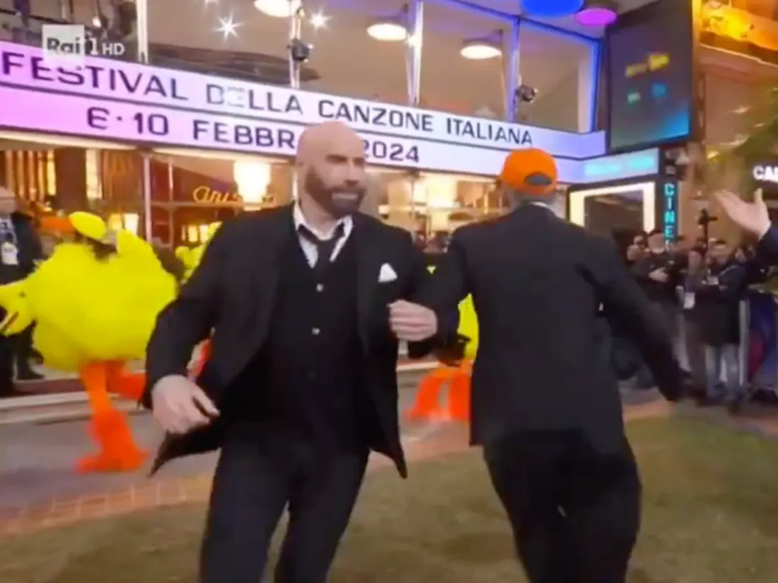 John Travolta fait la danse des canards au festival de Sanremo (vidéo).