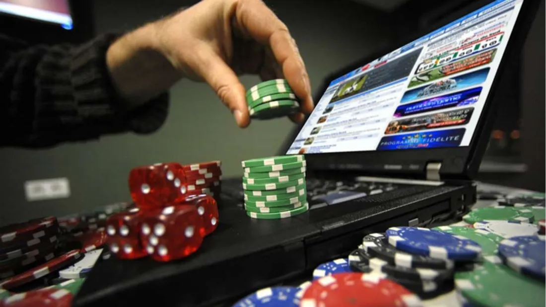 joueur qui parie sur un casino en ligne en Suisse