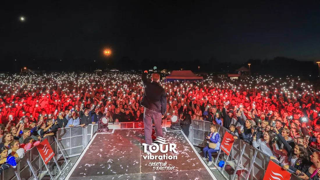 Timéo sur la scène du Tour Vibration 2024 à Romorantin-Lanthenay