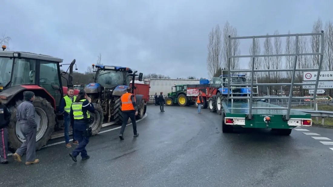 Les agriculteurs bloquent la ville de Langon