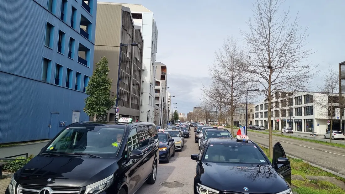 Deux cortèges de taxis se dirigent vers le centre ville de Bordeaux